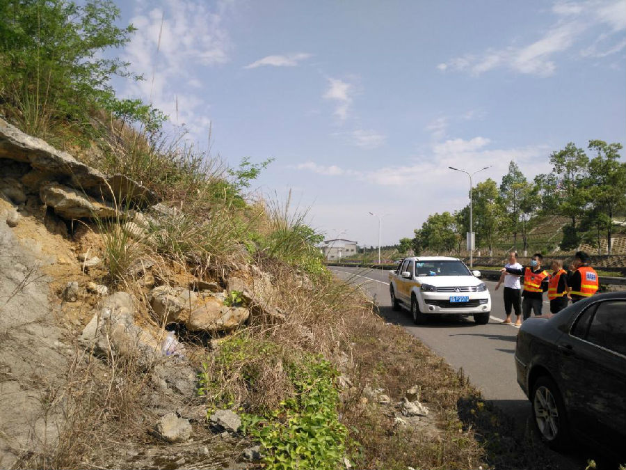 加強(qiáng)地質(zhì)災(zāi)害隱患排查 備戰(zhàn)汛期公路搶通保通2.jpg 341e7412ca87a4e6b8290195947f3993.jpg