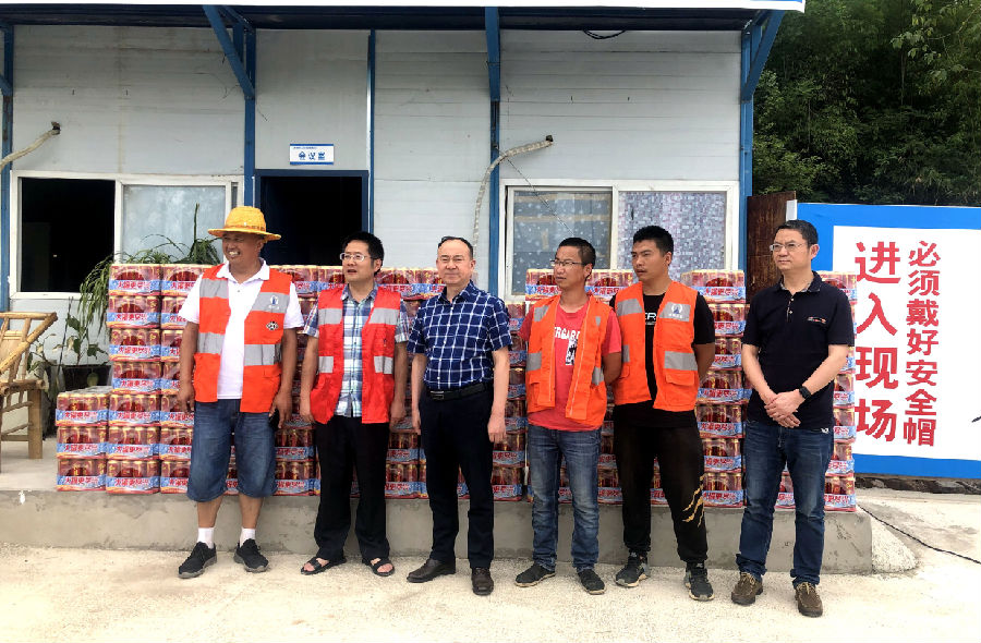 集團工會開展一線職工“送清涼”活動.png 719ae2e11535841c08cb49cf204dfbe7.png