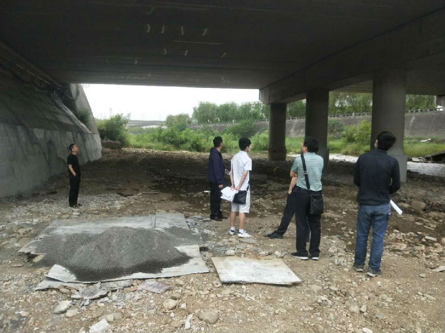 市公管處對路橋公司國省干線橋梁防護設(shè)施及長陡坡安全隱患整治工程設(shè)計工作進行現(xiàn)場調(diào)研評審1.jpg b25d7cfaee42c4c3d191b50d4ea7ed51.jpg