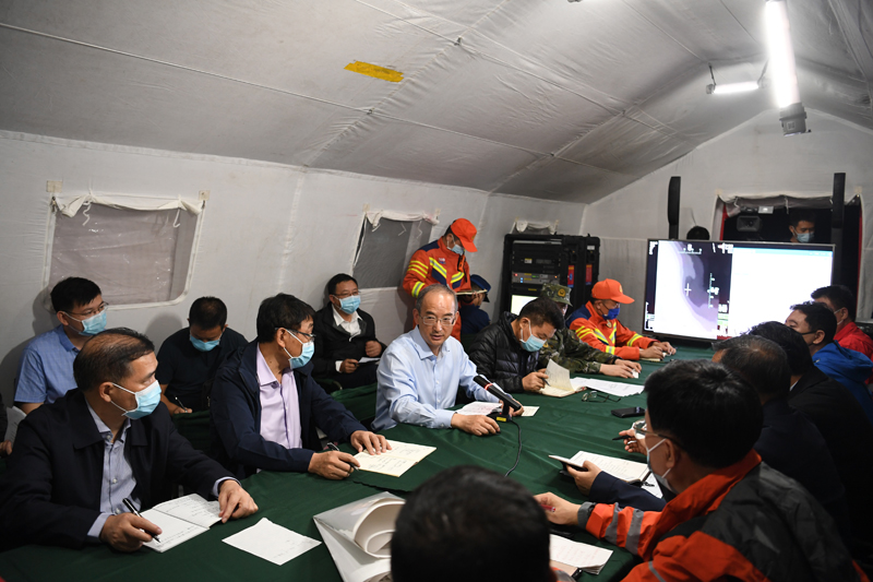 黃強在甘孜州瀘定縣指導(dǎo)抗震救災(zāi)工作并主持召開省市（州）縣前線聯(lián)合指揮部會議時強調(diào) 堅決貫徹落實習(xí)近平總書記重要指示精神 全力救援受災(zāi)群眾最大限度減少人員傷亡「相關(guān)圖片」