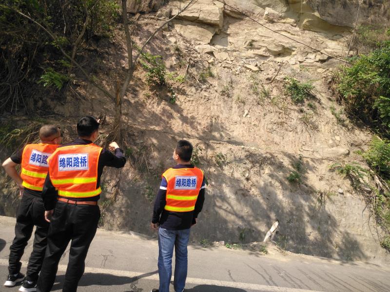 加強(qiáng)地質(zhì)災(zāi)害隱患排查 備戰(zhàn)汛期公路搶通保通1.jpg d95e6dc9d23d968a38bdfd02a5f5f872.jpg